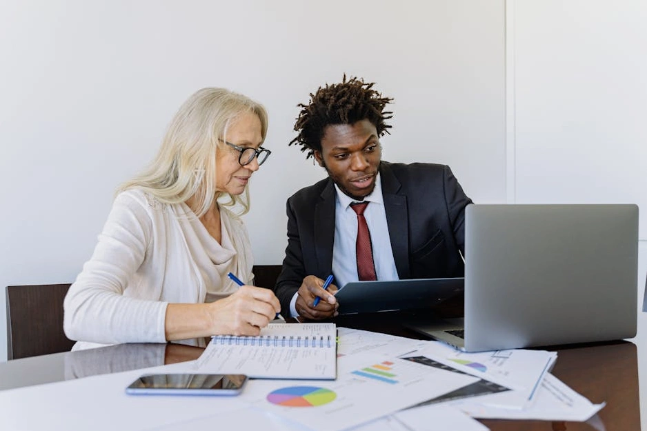 Finansal planlama yapan bir kişi ve önünde duran grafikler ve tablolar