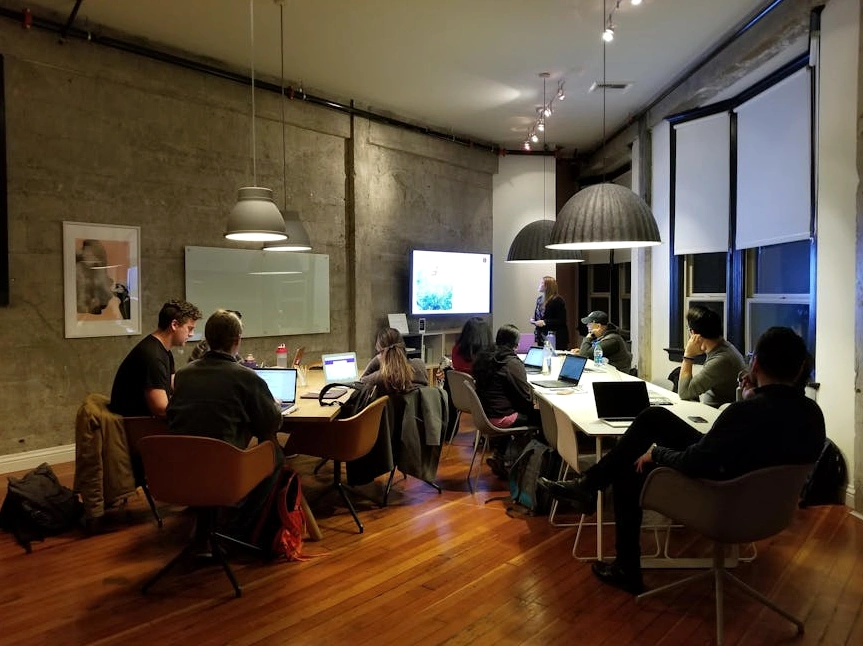 İnsanların işbirliği içinde çalıştığı modern ve aydınlık bir ofis